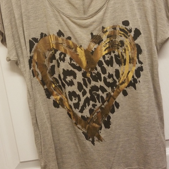 Gray, flowy t shirt with gold heart - Picture 6 of 8
